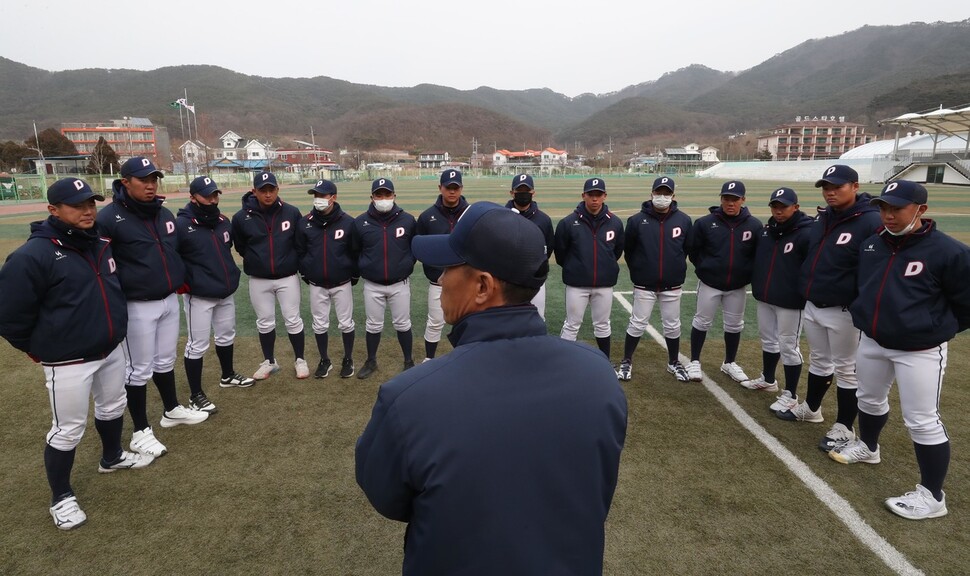 덕적고 야구부원들이 훈련이 끝난 뒤 코치진의 이야기를 듣고 있다. 덕적도/박종식 기자