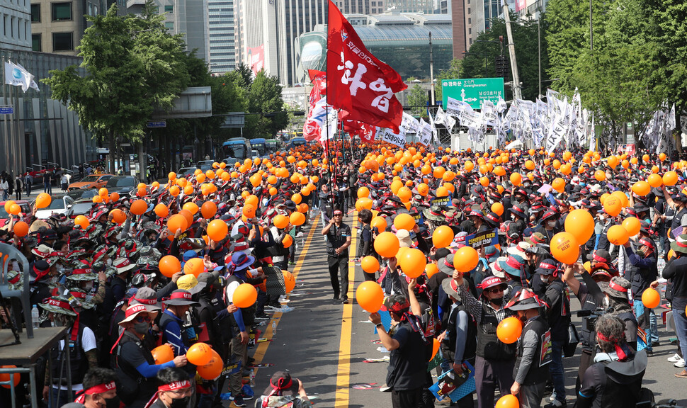 28일 오후 서울 종로구 숭례문 앞 세종대로에서 열린 총파업 결의대회에서 각 지부 깃발을 든 조합원들이 입장하고 있다. 강창광 선임기자 chang@hani.co.kr