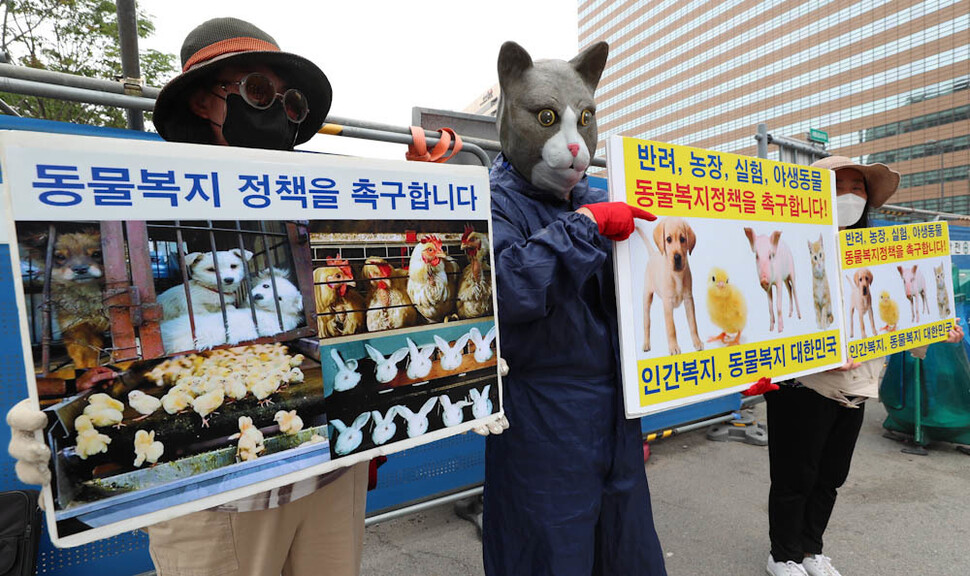 한국동물보호연합 회원들이 30일 오후 서울 광화문광장에서 동물 복지와 채식 선택권 보장 정책을 촉구하고 있다. 김정효 기자