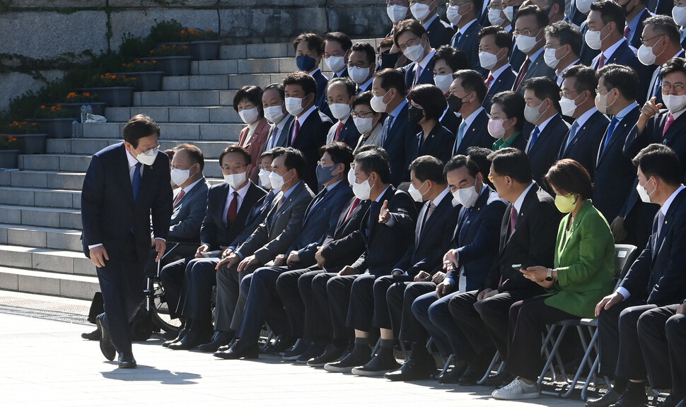 이재명 더불어민주당 대표(맨왼쪽)가 1일 오후 국회 본관 앞 야외계단에서 열린 제21대 후반기 국회의원 단체사진 촬영에 참석하며 먼저 도착해 있던 김진표 국회의장과 의원들에게 인사하고 있다. 공동취재사진