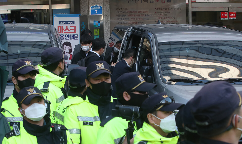 김용 민주연구원 부원장의 불법 정치자금 수수 혐의를 수사 중인 검찰이 24일 서울 여의도 더불어민주당 당사에 위치한 민주연구원 압수수색을 마친 뒤 철수하고 있다. 김경호 선임기자 jijae@hani.co.kr