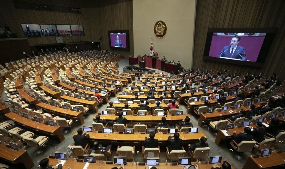 윤석열 대통령이 2022년 10월25일 오전 국회 본회의장에서 더불어민주당 의원들이 검찰의 당사 압수수색에 항의해 보이콧한 가운데 2023년도 정부 예산안에 대한 시정연설을 하고 있다. 공동취재사진