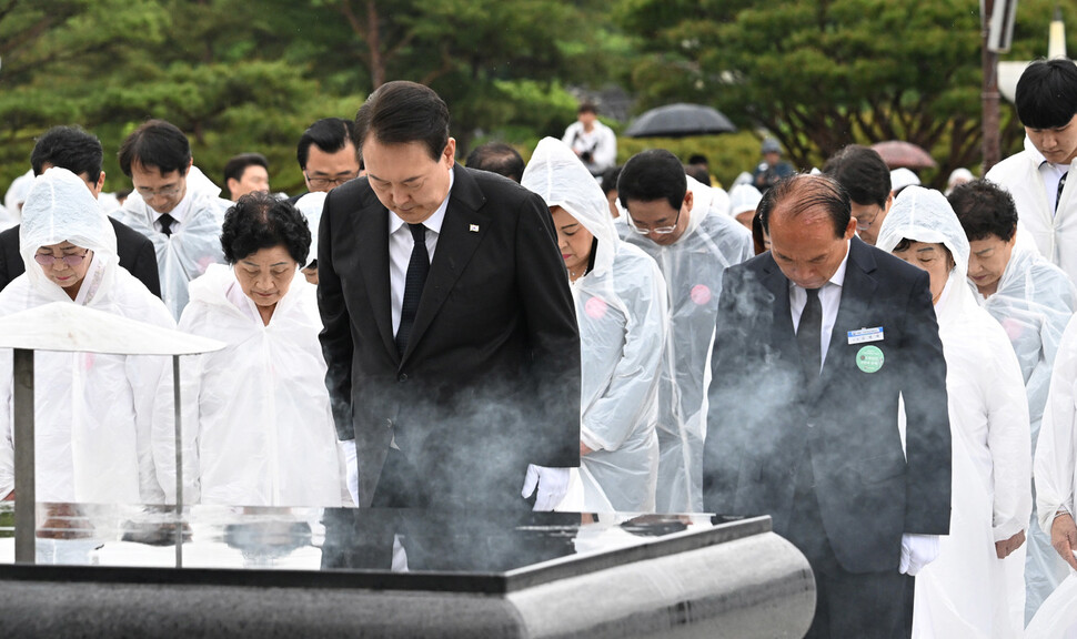 윤석열 대통령이 18일 광주 북구 국립5·18민주묘지에서 열린 제43주년 5·18민주화운동 기념식에서 분향하고 있다. 대통령실사진기자단