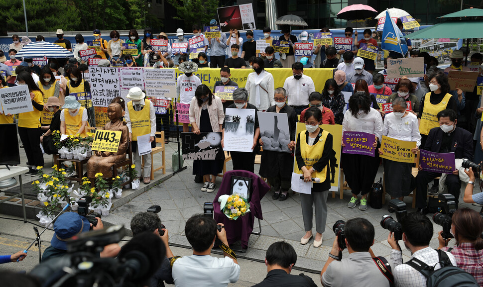 10일 오후 서울 종로구 옛 주한 일본대사관 앞에서 열린 ‘제1443차 일본군 위안부 피해자 문제해결을 위한 정기 수요시위'에서 참가자들이 정의연 마포구 쉼터 `평화의 우리집' 손영미 소장을 추모하며 묵념하고 있다. 이종근 기자 roo2@hani.co.kr