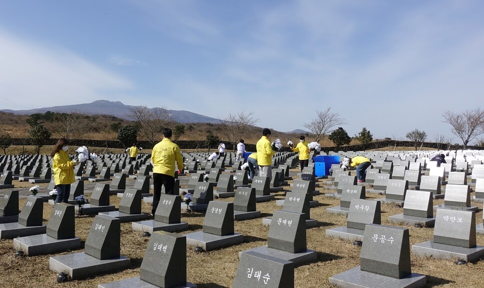 제주지역 4개 대학 총학생회와 제주4·3평화재단이 운영하는 대학생 자원봉사단체인 ‘동백서포터즈’가 합동으로 지난달 27일 제주4·3평화공원 내 행방불명인 표석 구역에서 4·3추념일을 앞두고 표석을 정비하고 조화를 꽂고 있다. 허호준 기자