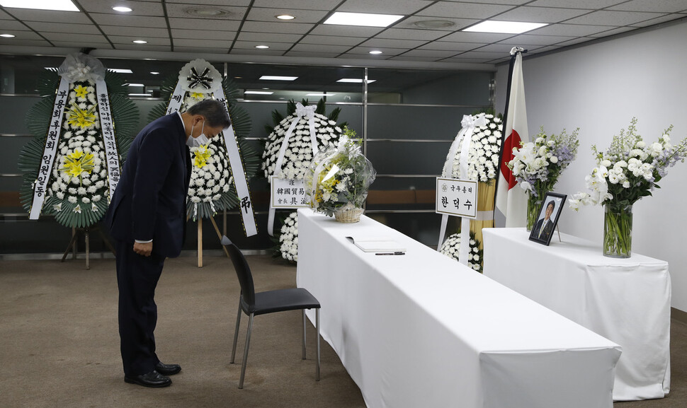 박진 외교부 장관이 11일 오전 서울 종로구 주한일본대사관 공보문화원에 마련된 아베 신조 전 일본 총리 분향소를 찾아 조문하고 있다. 김혜윤 기자