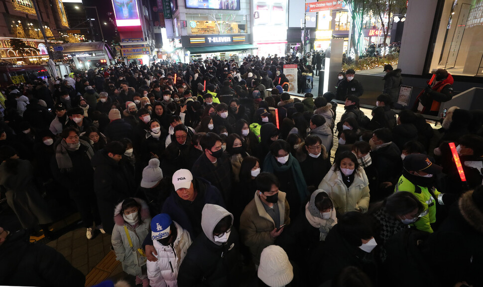 24일 서울 명동 들머리가 많은 시민들로 붐비고 있다. 경찰이 오가는 시민들 사이에 서서 안내하고 있다. 강창광 선임기자