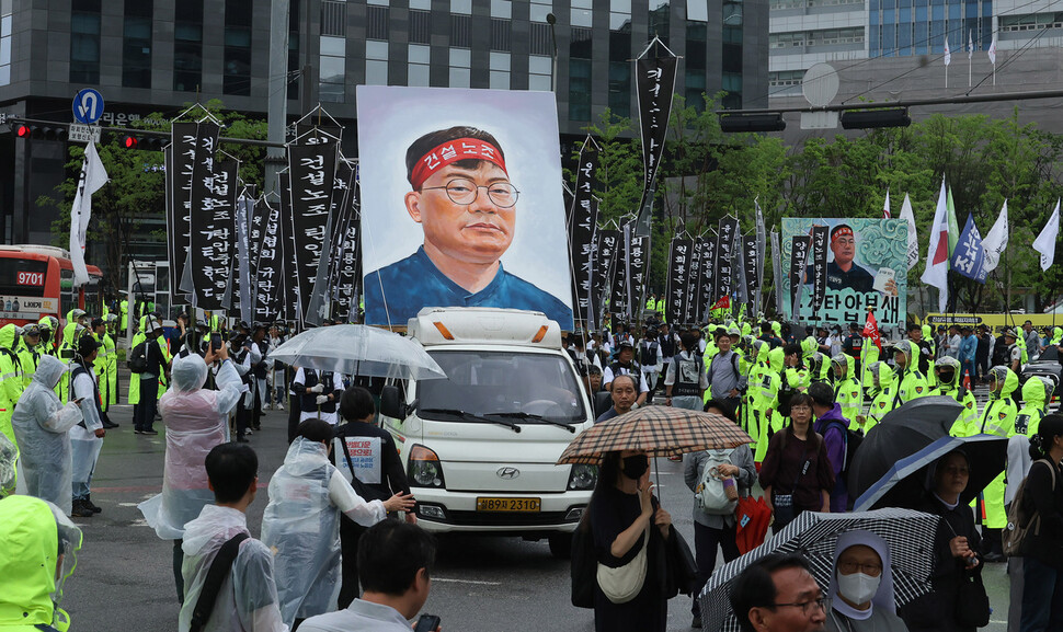 지난 노동절에 분신해 숨진 건설노동자 양회동씨의 장례행렬이 21일 오전 서울대병원 장례식장에서 노제가 열린 서울 서대문구 경찰청 방향으로 이동하고 있다. 신소영 기자 viator@hani.co.kr