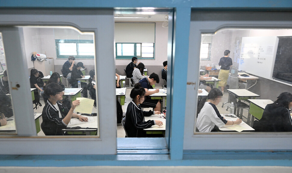 6일 서울 송파구 방산고등학교에서 수험생들이 시험을 준비하고 있다. 사진공동취재단