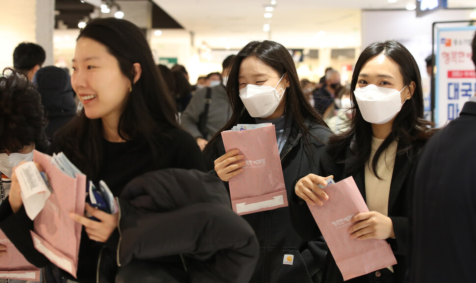 27일 오전 서울 양천구 행복한백화점에서 열린 마스크 긴급 노마진 판매 행사에서 시민들이 마스크를 사기 위해 줄을 서서 환하게 웃고 있다. 백소아 기자