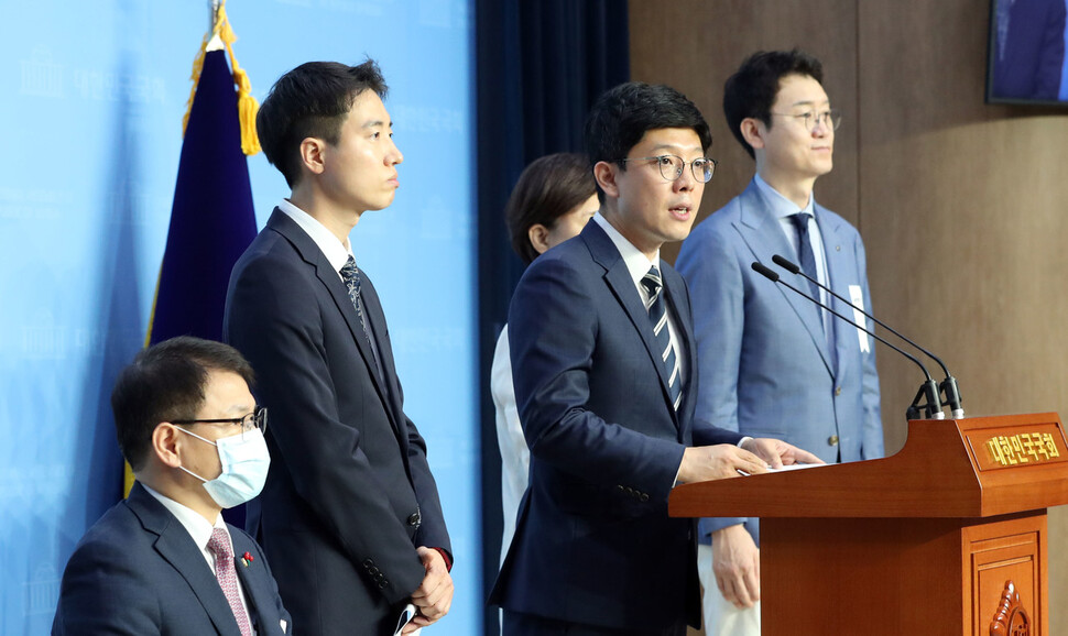 김병민 위원장 등 미래통합당 정강정책개정특위 위원들이 20일 오전 서울 여의도 국회 소통관에서 특위 활동사항 대국민보고 기자회견을 하고 있다. 연합뉴스