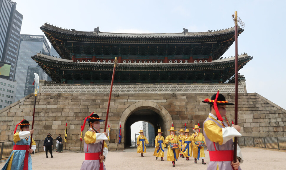 15일 오전 서울 중구 숭례문에서 성문을 여닫는 개폐의식을 재현하는 행사가 열리고 있다. 윤운식 선임기자