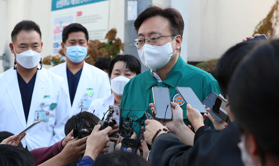 조규홍 보건복지부 장관이 30일 오후 서울 용산구 한남동 순천향대학교 서울병원을 찾아 기자들에게 이야기하고 있다. 김정효 기자 hyopd@hani.co.kr