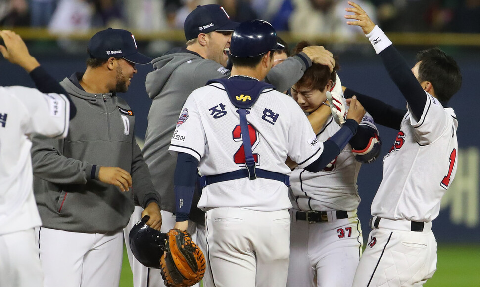 두산 베어스가 박건우(37번)가 23일 저녁 서울 잠실구장에서 열린 2019 케이비오(KBO)리그 한국시리즈 2차전에서 키움 히어로즈를 상대로 9회말 끝내기 안타를 날리고 동료들의 환호를 받고 있다. 연합뉴스