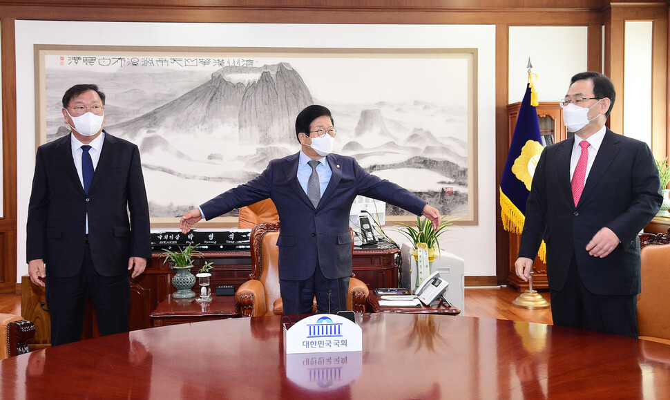 박병석 국회의장(가운데)과 더불어민주당 김태년 원내대표(왼쪽), 국민의힘 주호영 원내대표가 16일 국회 의장실에서 정례 회동을 하고 있다. 연합뉴스