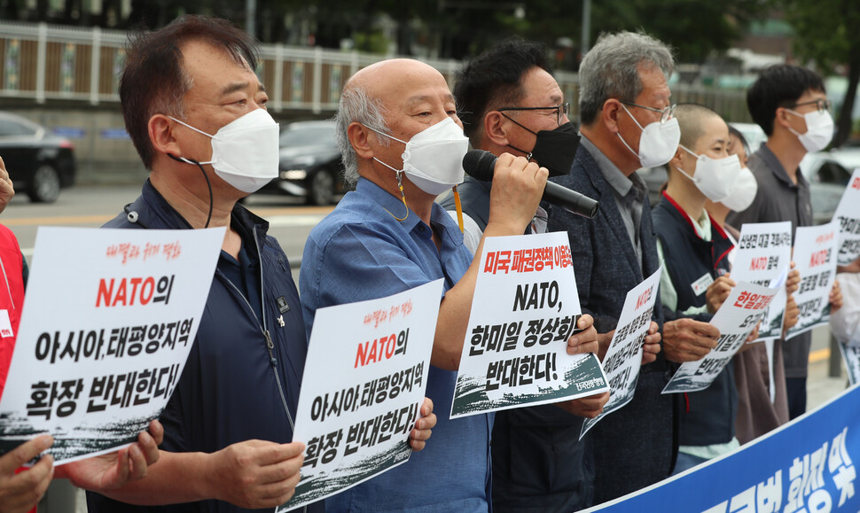 박석운 전국민중행동 공동대표(왼쪽 둘째)가 28일 오전 서울 용산 대통령 집무실 앞에서 기자회견을 열어 나토(NATO·북대서양조약기구)의 글로벌 확장과 윤석열 대통령의 나토 정상회의 참석을 규탄하고 있다. 김정효 기자