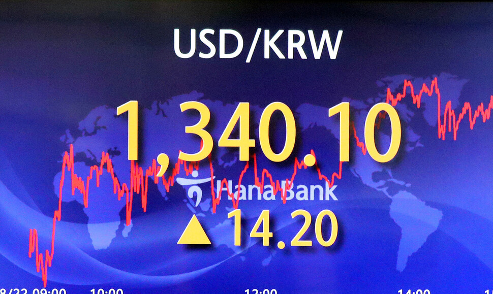 원-달러 환율이 13년 4개월 만에 장중 1340원선까지 넘어선 22일 오후 서울 중구 하나은행 딜링룸 전광판에 실시간 환율이 표시되고 있다. 김경호 선임기자