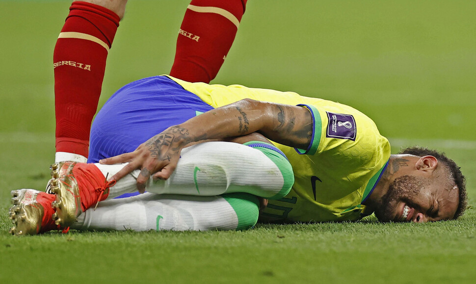 브라질 네이마르가 24일(현지시각) 열린 2022 카타르월드컵 조별리그 1차전 세르비아와 경기에서 후반 발목을 다쳐 그라운드 위에서 고통을 호소하고 있다. 루사일/교도 연합뉴스
