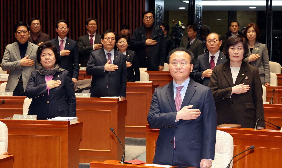 국민의힘 윤재옥 당대표 권한대행과 의원들이 15일 오전 국회에서 열린 비상의원총회에서 국민의례를 하고 있다. 김경호 선임기자 jijae@hani.co.kr