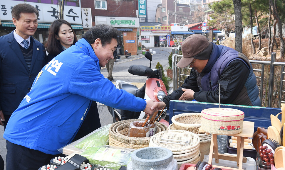 더불어민주당 후보로 4.15 총선 종로에 출마하는 이낙연 전 국무총리가 13일 오후 서울 종로구 숭인동 일대를 찾아 지역 상인들과 인사를 나누고 있다. 연합뉴스