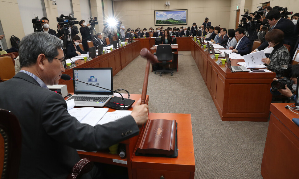 김학용 국회 환경노동위원장이 11일 오후 국회 환경노동위원회 전체회의에서 고용보험 사각지대에 있는 저소득층의 구직활동을 돕기 위한 ‘구직자 취업촉진 및 생활안정지원법안을 가결하고 있다. 강창광 선임기자 chang@hani.co.kr