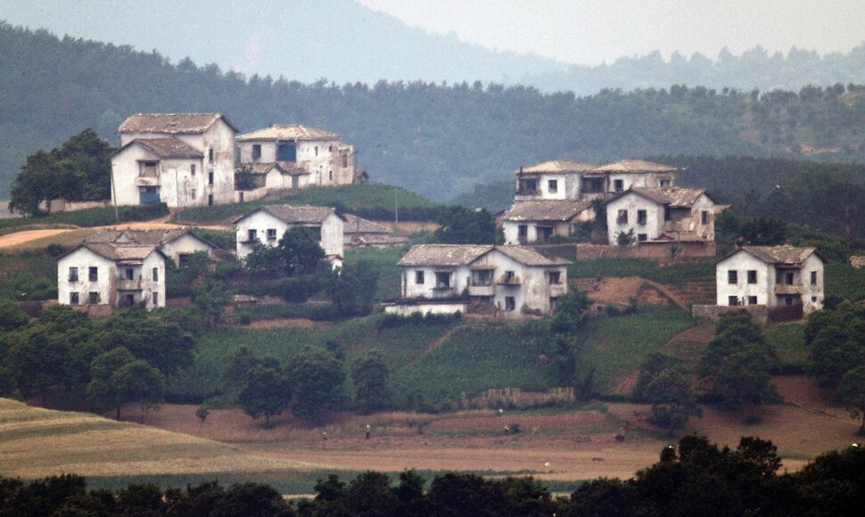 14일 오후 경기도 파주시 인근 야산에서 바라본 황해북도 개풍군 관산반도 한 마을에서 들에 나온 주민들이 작업을 하고 있다. 파주/김봉규 선임기자