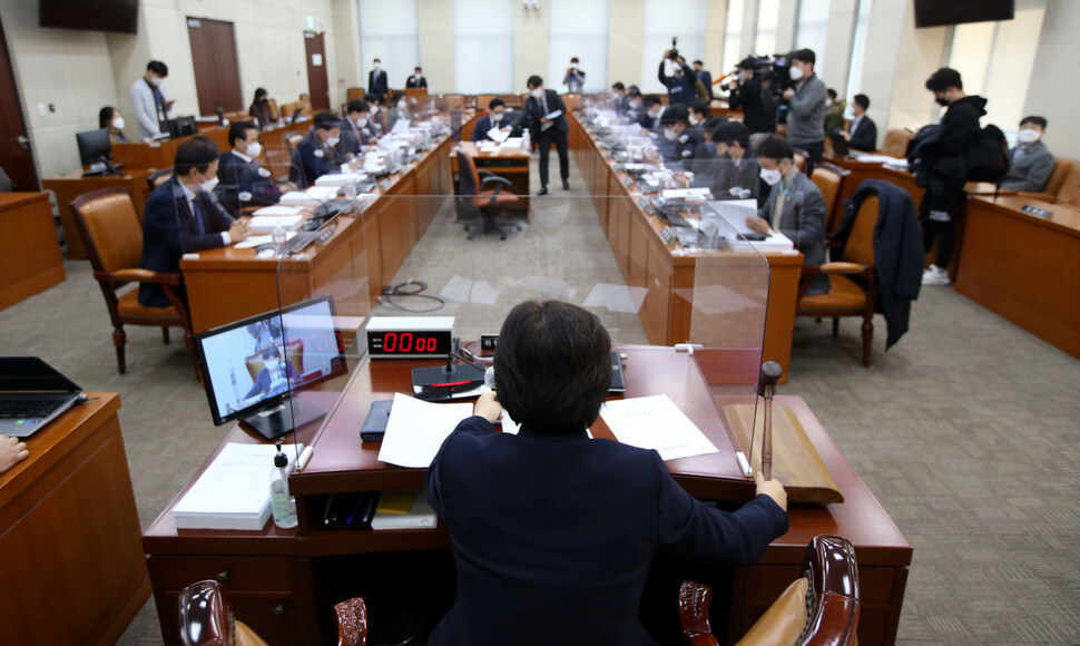 국회 행정안전위원회가 23일 오전 전체회의를 열어 전해철 행정안전부 장관 후보자 인사청문회 보고서를 채택하고 있다. 연합뉴스