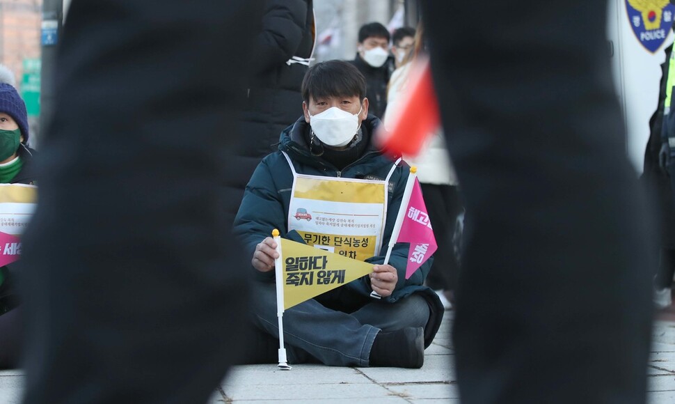 비정규직공동행동 회원 등이 26일 오후 광화문 앞에서 중대재해기업처벌법 제정, 김진숙 지도위원 복직 등을 요구하며 시위를 하고 있다. 박종식 기자