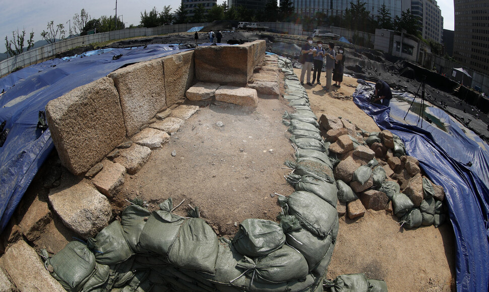 서울 종로구 의정부터발굴현장이 언론에 공개된 14일 오전 학예사가 취재진들에게 재상들의 거처인 석획당에 대한 설명을 하고 있다. 김혜윤 기자 unique@hani.co.kr