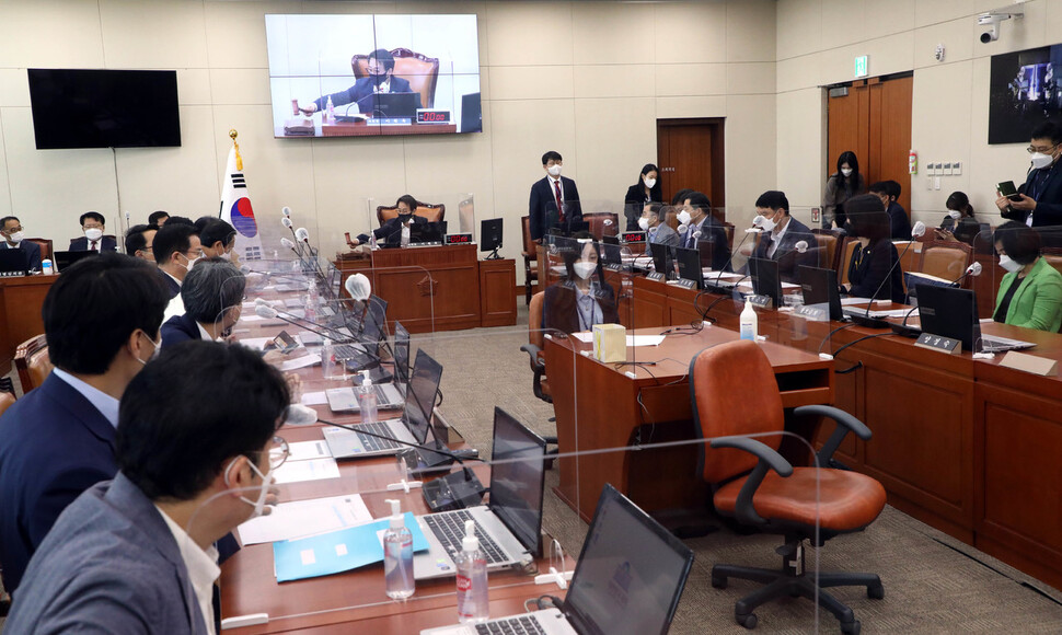 27일 오전 국회 과학기술정보방송통신위원회 전체회의에서 국민의힘이 추천한 방송통신심의위원회 위원 후보인 김우석 미래전략개발연구소 부소장과 이상휘 세명대 교수가 위원으로 의결되고 있다. 연합뉴스