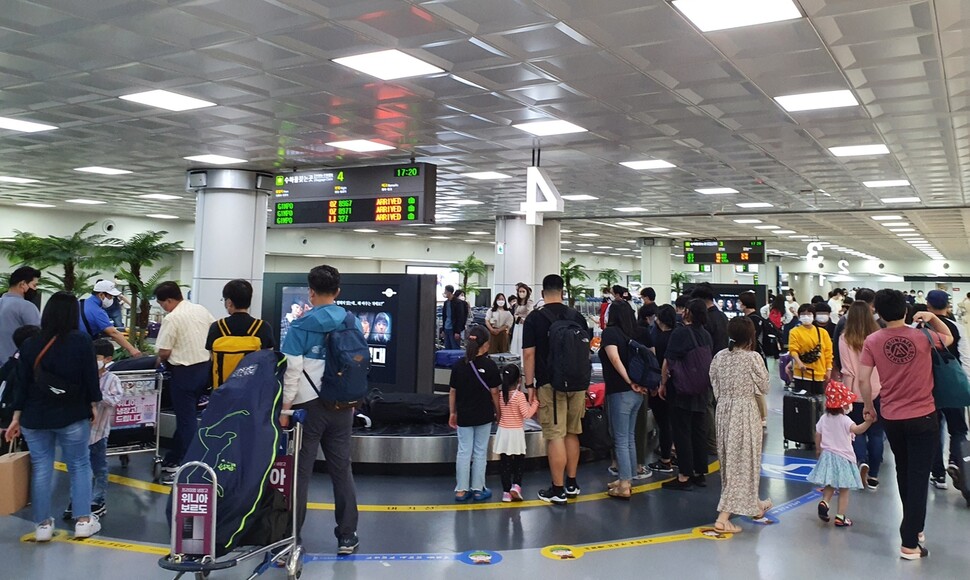 관광객들로 붐비는 제주공항.