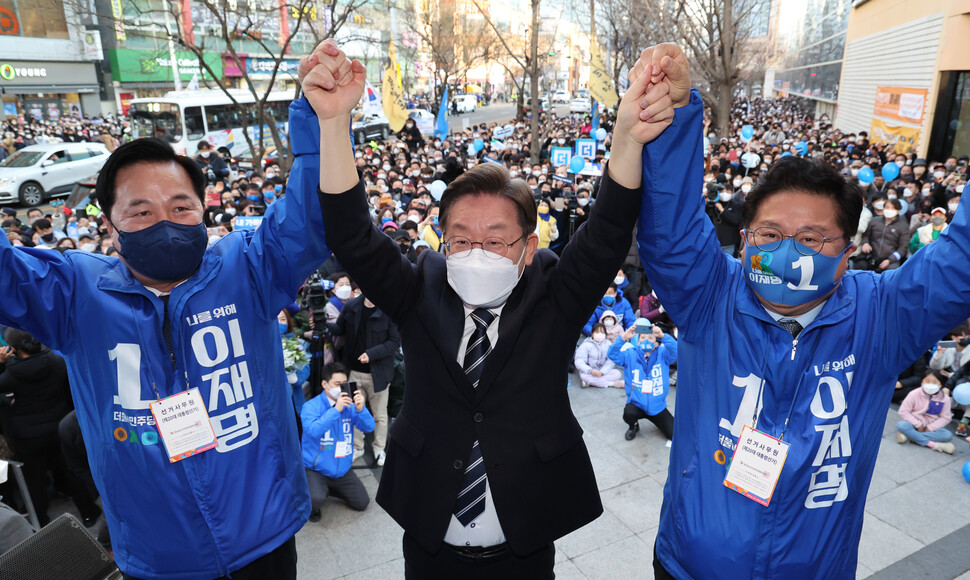 더불어민주당 이재명 대선후보가 27일 경남 양산시 이마트 양산점 앞에서 열린 ‘5대강국 진입의 시작, 남부수도권의 핵심 부울경메가시티 완성!’ 양산 유세에서 지지자에게 인사하고 있다. 양산/공동취재사진