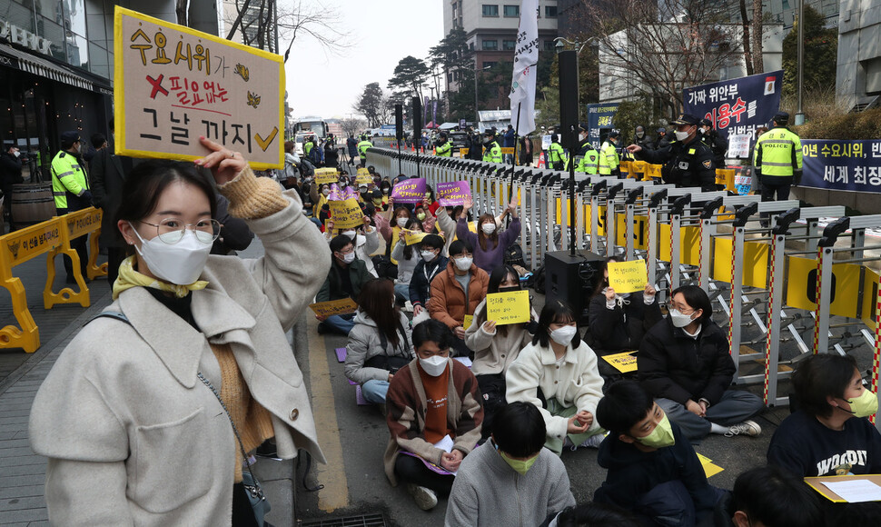 1534차 수요시위가 열린 9일 낮 옛 일본대사관 앞에서 참가자들이 일본의 과거사에 대한 사과와 피해보상을 요구하는 구호를 외치고 있다. 윤운식 선임기자 yws@hani.co.kr