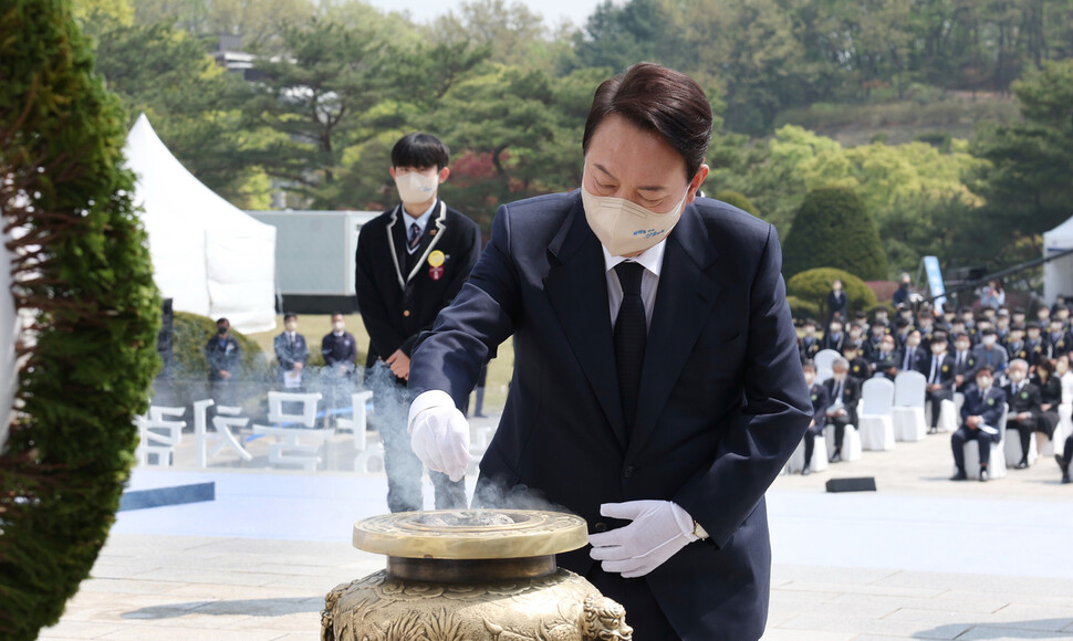 윤석열 대통령 당선자가 제62주년 4·19혁명 기념식에서 분향을 하고 있다. 인수위사진기자단