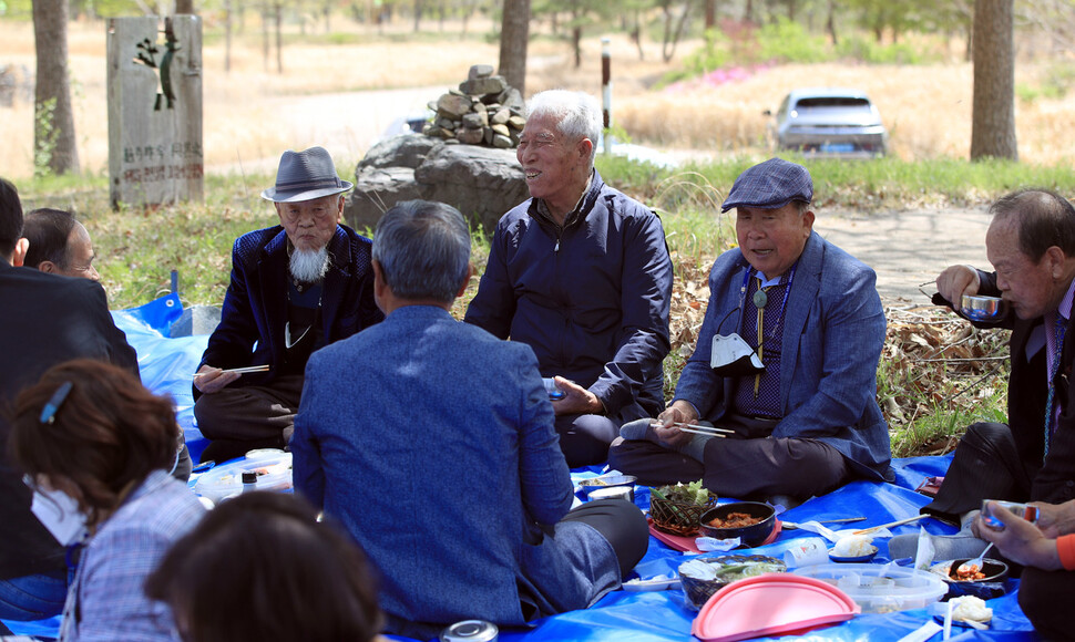 망향제를 마친 실향민들이 함께 점심 식사를 하고 있다. 장흥/박종식 기자