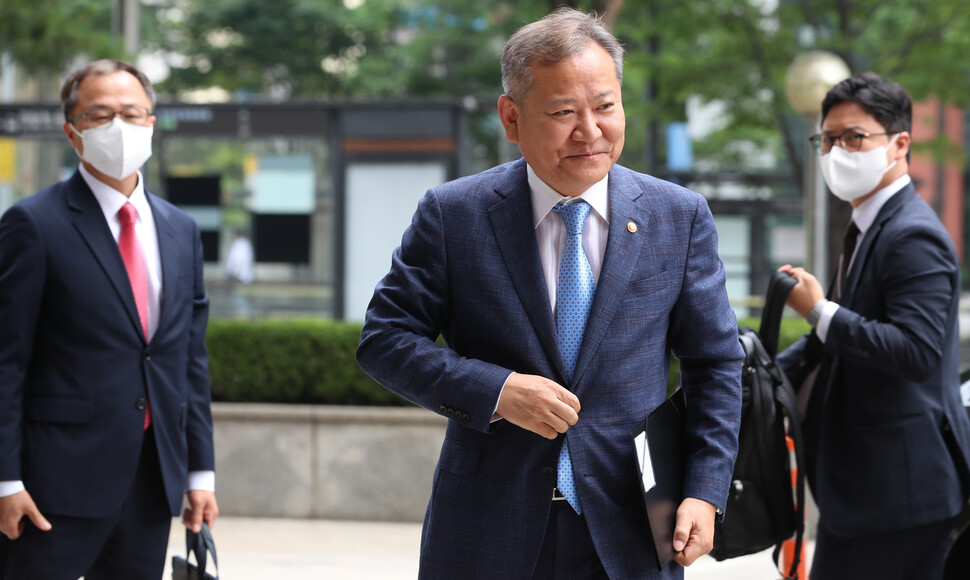 이상민 행정안전부 장관이 5일 오전 열린 국가경찰위원회에 참석하러 서울 서대문구 경찰위원회 입주 건물 앞에 도착하고 있다. 김정효 기자&nbsp;