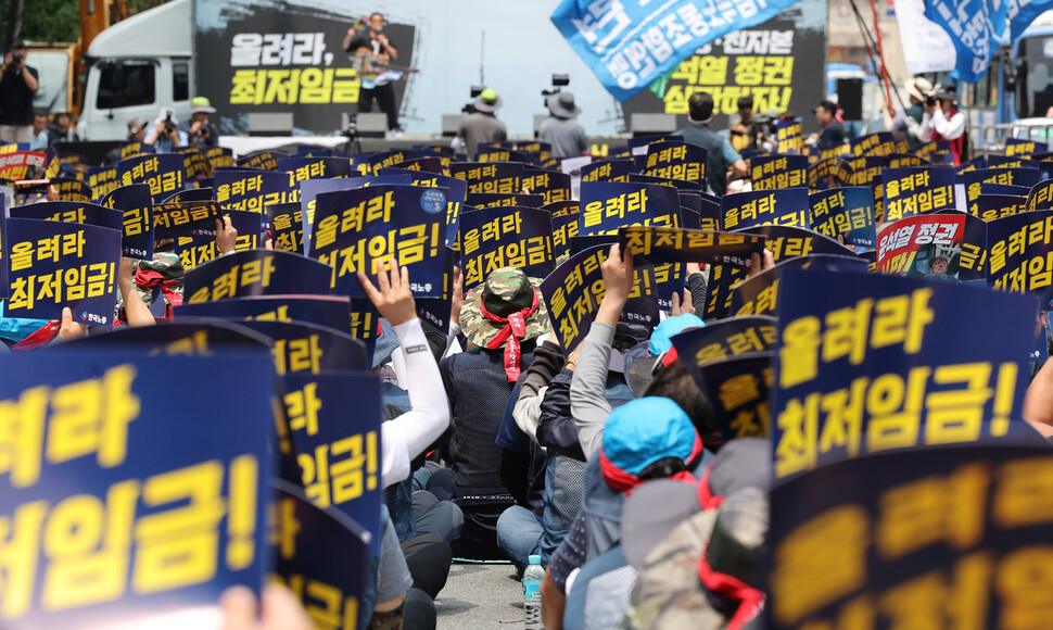 참석자들이 최저임금 인상과 정부의 노동 탄압 중단을 촉구하는 구호를 외치고 있다. 신소영 기자