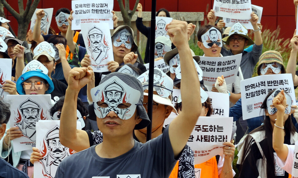 참가한 시민들이 홍범도 장군 흉상철거 반대 등의 구호를 외치며 걷고 있다. 윤운식 선임기자