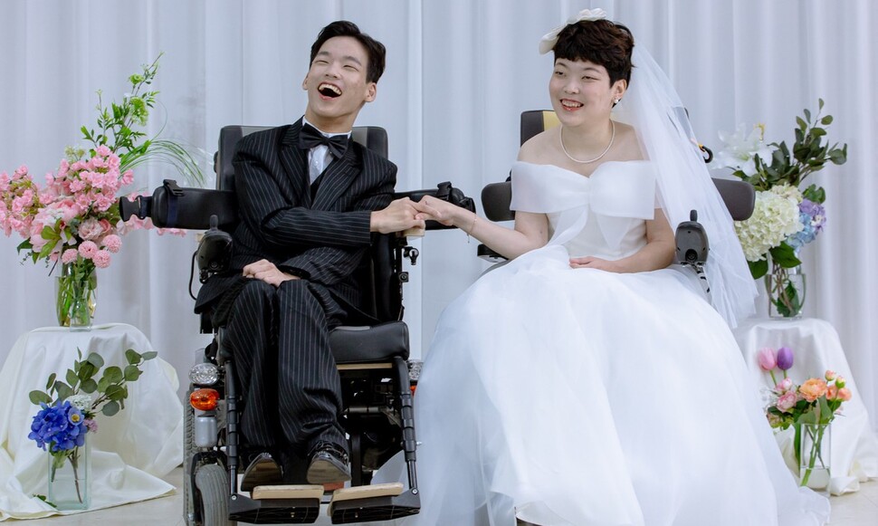 2023년 결혼식이 열린 서울 영등포구 공공운수노조 누리홀에서 안태훈·공선진씨가 손님을 맞고 있다. 미디어필링 제공