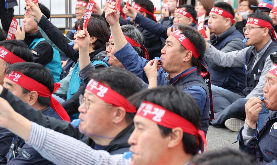 집회 참가자들이 윤석열 대통령을 향해 민생의 소리를 들으라는 의미로 호루라기를 불고 있다. 신소영 기자