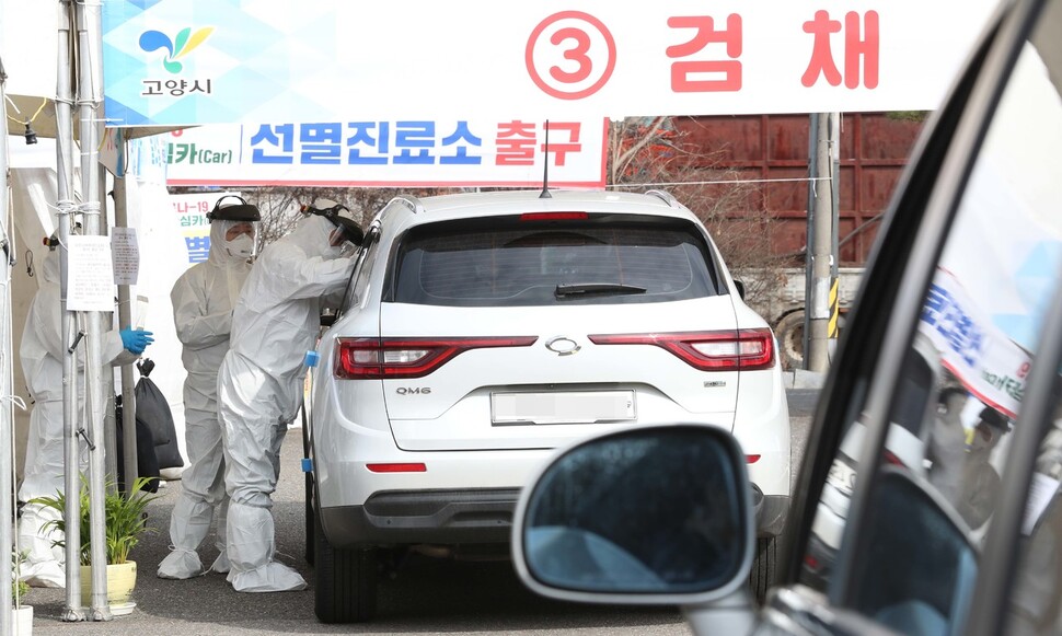 경기 고양시가 26일 덕양구 주교 제1공용주차장에서 운영을 시작한 '고양 안심카 선별진료소'에서 의료진이 차량에 탑승한 시민의 검체를 채취하고 있다. 차량에 탄 상태로 문진에서부터 검체 채취까지 할 수 있는 이곳은 오전10시~오후5시에 운영한다. 고양/김정효 기자 hyopd@hani.co.kr