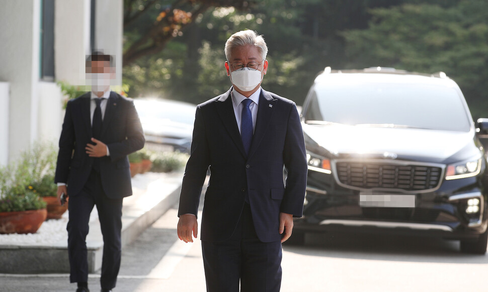 대법원 선고가 내려질 예정인 16일 수원 경기도청에 출근하는 이재명 경기지사. 경기도 제공