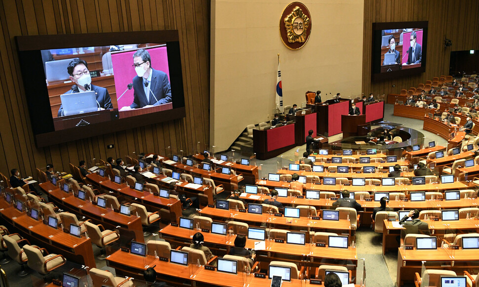 곽상도 국민의힘 의원이 19일 국회에서 열린 정치·외교·통일·안보분야 대정부질문에서 박범계 법무부 장관에게 질의하고 있다. 공동취재사진