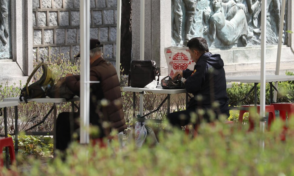 6일 낮 서울 종로구의 한 무료급식소에서 도시락을 배식 받은 어르신들이 탑골공원에 마련된 식사 장소에서 점심식사를 하고 있다. 공원 곳곳에 연둣빛 새싹들이 돋아나고 있다. 김혜윤 기자