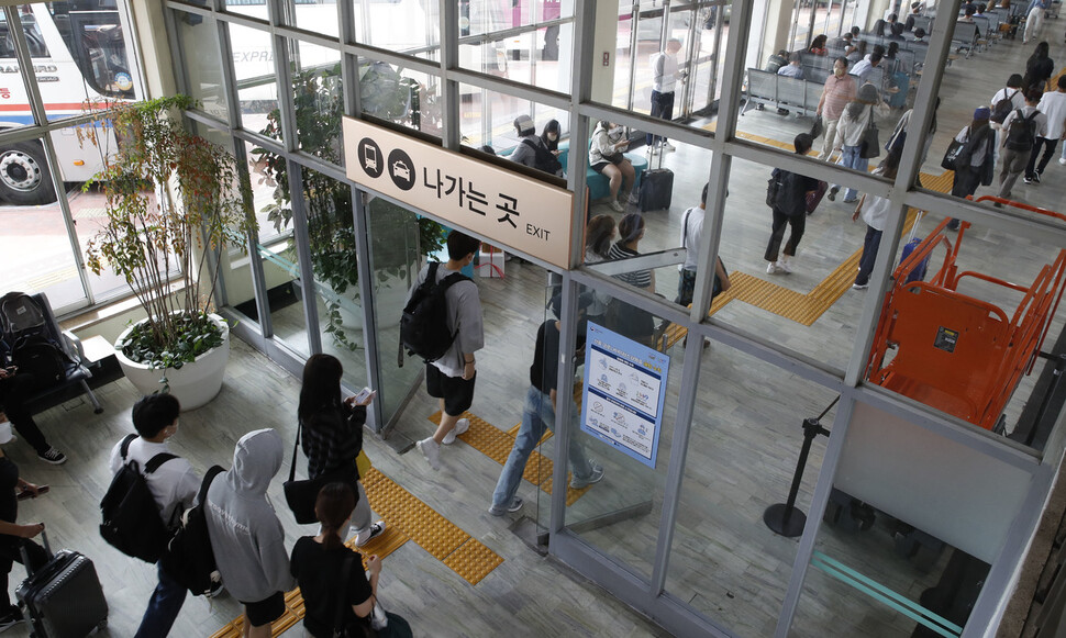 12일 낮 서울 서초구 서울고속버스터미널에서 귀경객들이 발걸음을 옮기고 있다. 김혜윤 기자