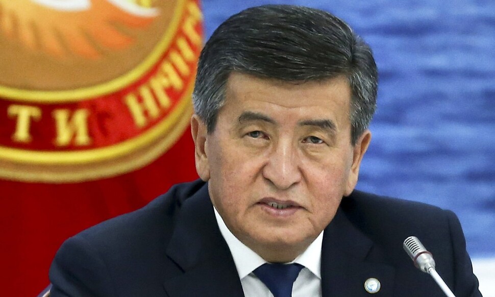 총선 부정 논란 키르기스스탄 대통령 자진 사퇴