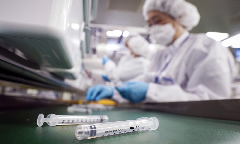 지난 18일 전북 군산시 풍림파마텍에서 업체 직원들이 코로나19 백신 접종에 쓰일 최소잔여형(LDS) 주사기를 생산하고 있다. 연합뉴스