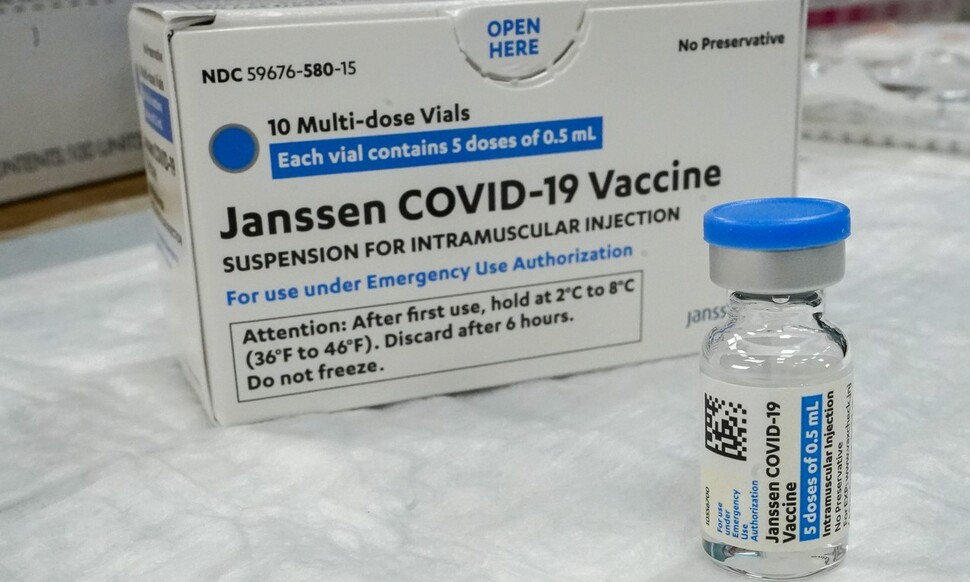 “얀센 백신 접종 일시중단” 미 FDA·CDC, 혈전 우려에 권고