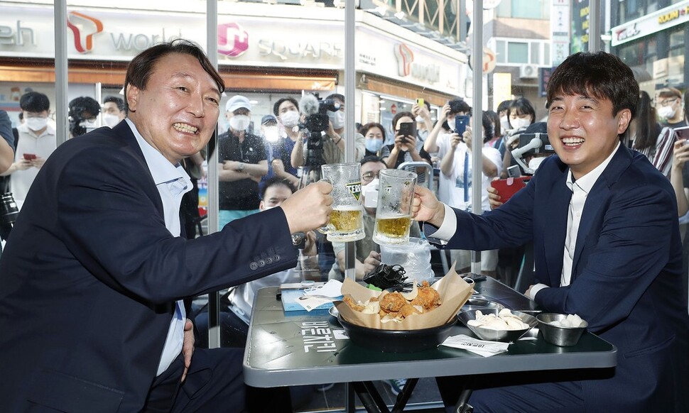 이준석 국민의힘 대표(오른쪽), 윤석열 전 검찰총장이 25일 서울 광진구 한 치킨집에서 만나 건배하고 있다.공동취재사진