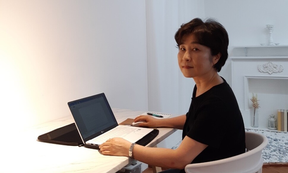 &lt;그렇게 가족이 된다&gt;의 저자 정은주씨는 “공교육에서 입양 교육이 활성화되면 이혼·재혼·조손·다문화 가정 등 다양한 형태의 가족들이 목소리를 내는 데 도움이 될 것”이라고 말했다. 정은주씨 제공